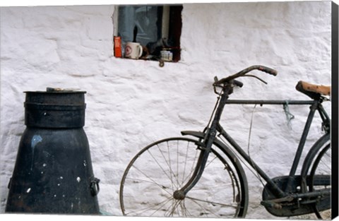 Framed Bicycle leaning against a wall, Boyne Valley, Ireland Print