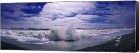 Framed Waves breaking at the coast, Iceland Print