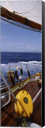 Framed Detail of the mainsheet block of a wooden sailboat in the sea Print