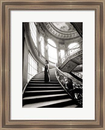 Framed Femme sur l&#39;escalier Print