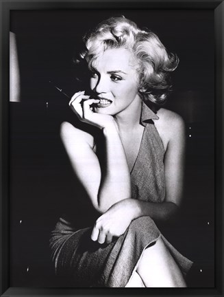 Framed Marilyn Monroe - sitting Print