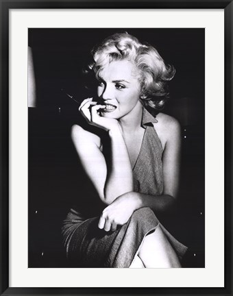 Framed Marilyn Monroe - sitting Print