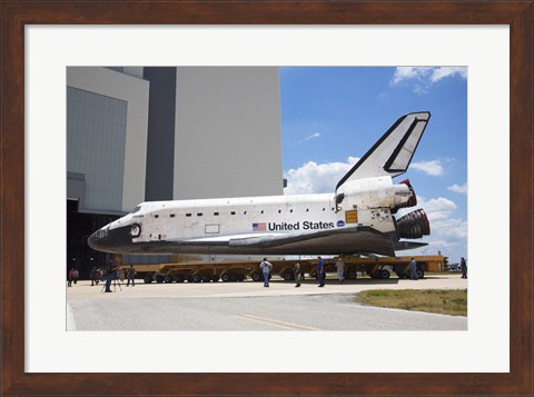 Framed STS-135 Atlantis approaches the VAB Print