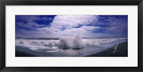 Framed Waves breaking at the coast, Iceland Print