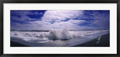 Framed Waves breaking at the coast, Iceland Print