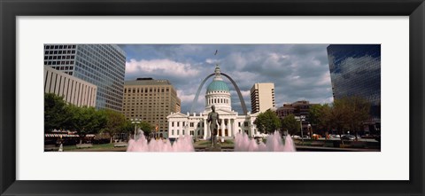 Framed Government building and fountain surrounded by Gateway Arch, Old Courthouse, St. Louis, Missouri, USA Print