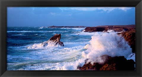 Framed Waves crashing on rocks at wild coast, Quiberon, Morbihan, Brittany, France Print