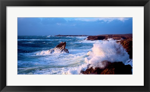 Framed Waves crashing on rocks at wild coast, Quiberon, Morbihan, Brittany, France Print