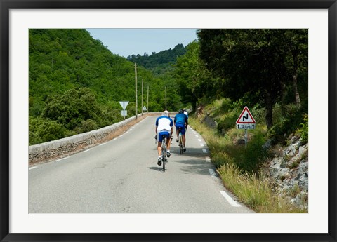 Framed Bicyclists on the road, Bonnieux, Vaucluse, Provence-Alpes-Cote d&#39;Azur, France Print